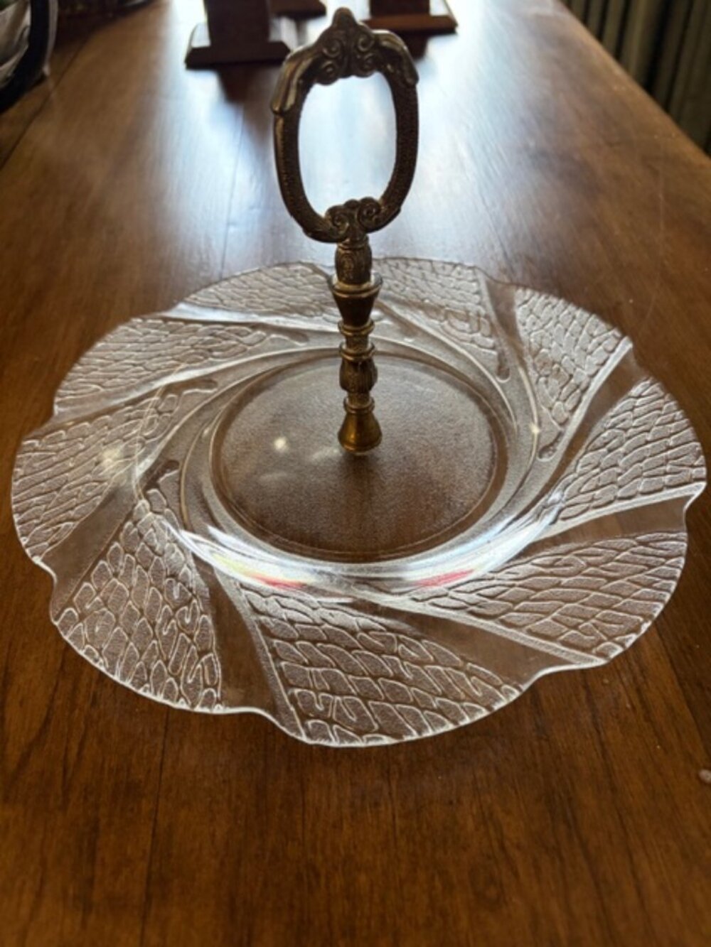 VINTAGE CRYSTAL GALLERIES BY FAIRFIELD CLEAR TIDBIT PLATE WITH METAL HANDLE 10"